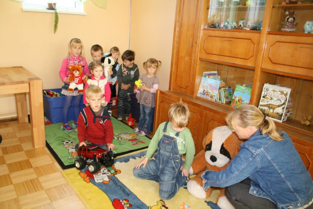 Nesen atklātajā Plāņu ģimenes atbalsta centrā jau labi iejutušies visjaunākie ciematnieki. 
Autors: Aivars Zilbers