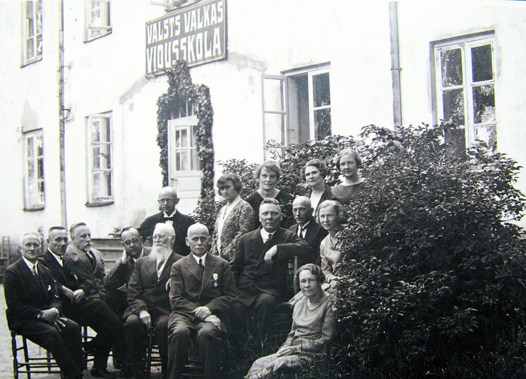 Valsts Valkas vidusskolas skolotāji pie pašreizējās muzeja ēkas laika robežās no 1924. gada līdz 1929. gadam.
Autors: no Valkas novadpētniecības muzeja arhīva