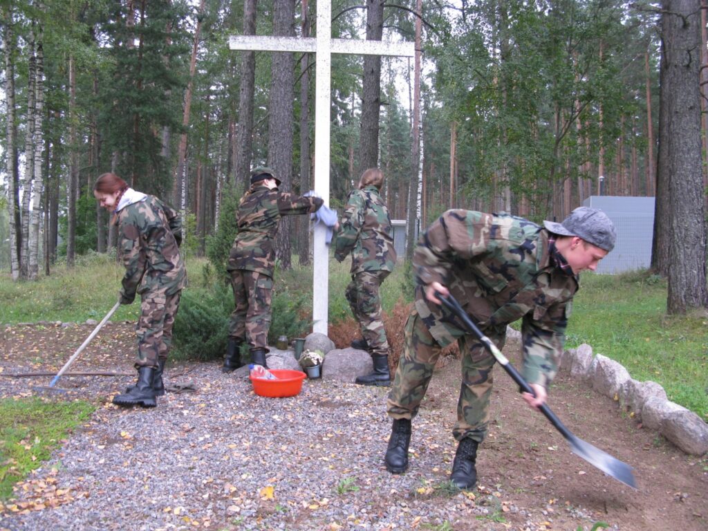 Sestdien Smiltenes novada jaunsargi sakopa vācu armijas karavīru apbedījumu vietu pie Baltā krusta, bet pēc tam devās uz Meža kapiem, kur apglabāti arī sarkanarmieši. 
Autors: Sandra Pētersone