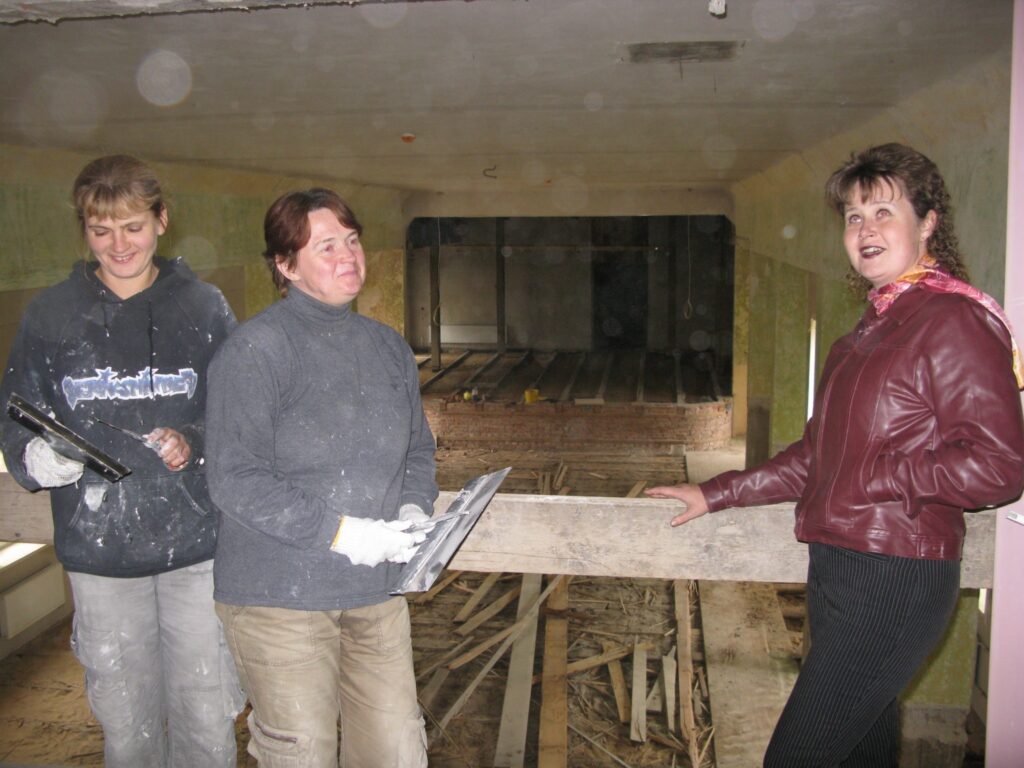 Strenču kultūras nama iekštelpās lielākais remonts vēl priekšā, tāpat kā novada kultūras dzīvē - gaidāmā reorganizācija. Iestādes direktore Daiga Beitika (no labās) pārbauda, ko ēkas balkonā jau paveikušas  “Vidzemes energoceltnieka” strādnieces Santa Buiva un Elga Vilbere.
Autors: Sandra Pētersone