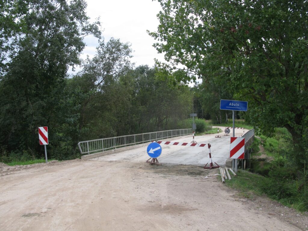  Autovadītāji ir iepriecināti, jo tiek atjaunots bedrainais tilta segums pār Abula upi Trikātas pagastā, ceļā Trikāta - Kaupi. 
Autors: Sarmīte Ozola