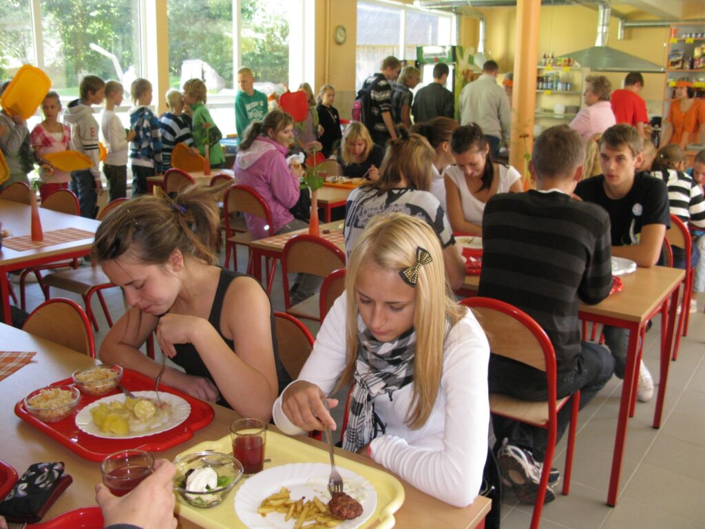 Smiltenes Centra vidusskolas audzēkņi jau novērtējuši garšīgās pusdienas skolas jaunajā ēdnīcā. Nākamajā nedēļā skolā būs divi garie “ēdienu” starpbrīži līdzšinējā viena vietā, lai ēdējiem ilgi nebūtu jāstāv rindā. 
Autors: Sandra Pētersone