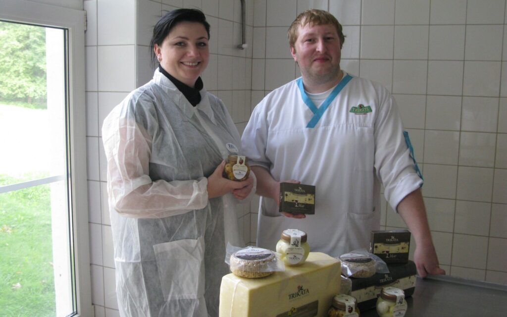 Vislielākie nopelni “Trikātas siera” panākumiem ir ražošanas vadītājai Raisai Jablonskai (no kreisās) un ceha meistaram Renāram Tumenam. 
Autors: Sarmīte Ozola