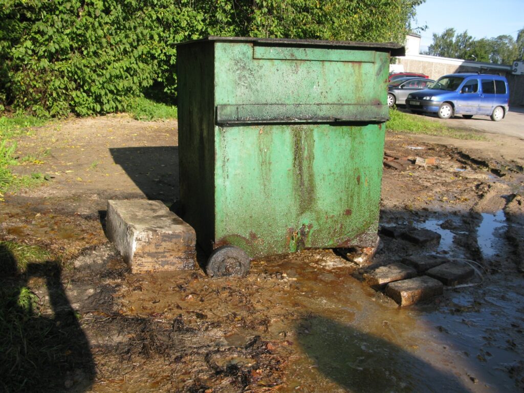 Tuvējo māju iedzīvotāji sūdzas par smirdoņu, ko izplata vaļējais atkritumu konteiners “Zemnieksētas” pagalmā, un cer, ka uzņēmuma vadība problēmu atrisinās. 
Autors: Sandra Pētersone