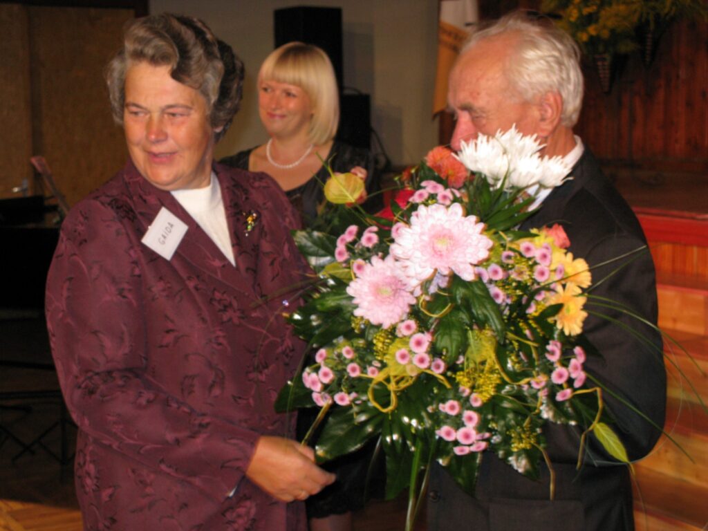 Skaļākos aplausus un suminājumus saņēma skolas bijušais ilggadējais direktors Elmārs Rūts. Viņu sveica arī pirmā izlaiduma absolvente Gaida Skudriņa (no kreisās) un tagadējā direktore Ilze Vergina.  
Autors: Sandra Pētersone