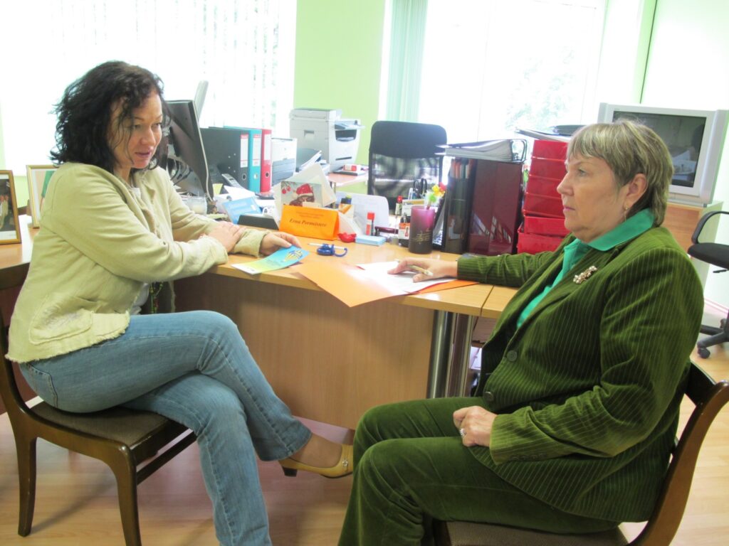 Marite Uibo no Valgas un Erna Pormeistere no Valkas, kuras rūpējas par darbā iekārtošanos ārzemēs, apspriež informatīvās dienas norisi, kas paredzēta 1. oktobrī Valgā.
Autors: Aldis Dubļāns