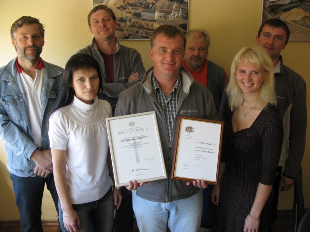  Valdības pateicību saņēma arī firma “Graanul Invest” Launkalnes pagastā. Attēlā  - uzņēmuma administrācija: 1. rindā no kreisās galvenā grāmatvede Inga Kalniņa, izpilddirektors Mairis Reiziņš, grāmatvedes asistente Arita Virka; 2. rindā no kreisās Gints Grīnbergs (projektu vadītājs), Normunds Dzērve (ražošanas vadītājs), Vilnis Kimerals (galvenais enerģētiķis) un Jānis Gredzens (galvenais mehāniķis). 
Autors: Sandra Pētersone