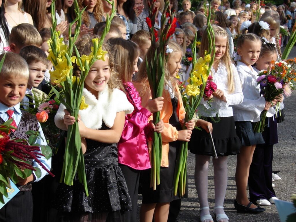  Smiltenes Centra vidusskolas pirmo klašu skolēni savu pirmo skolas dienu uztvēra ar prieku. Smaidoši, ar krāšņiem ziediem rokās tie ieklausījās skolotāju teiktajā.
Autors: Santa Sinka