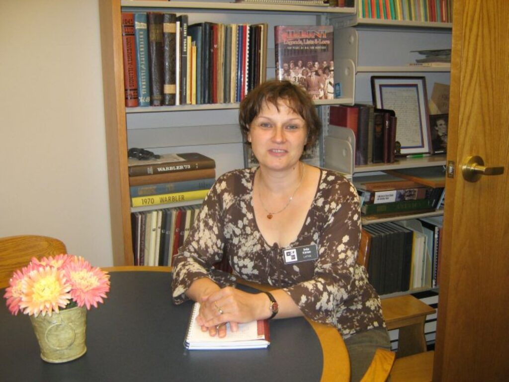 Ilvija Ķimse ASV bibliotēkas lokālās vēstures kabinetā ar interesi uzzina, ka tur ģimenes var glabāt arī savas dzimtas koka materiālus.
Autors: no personiskā arhīva