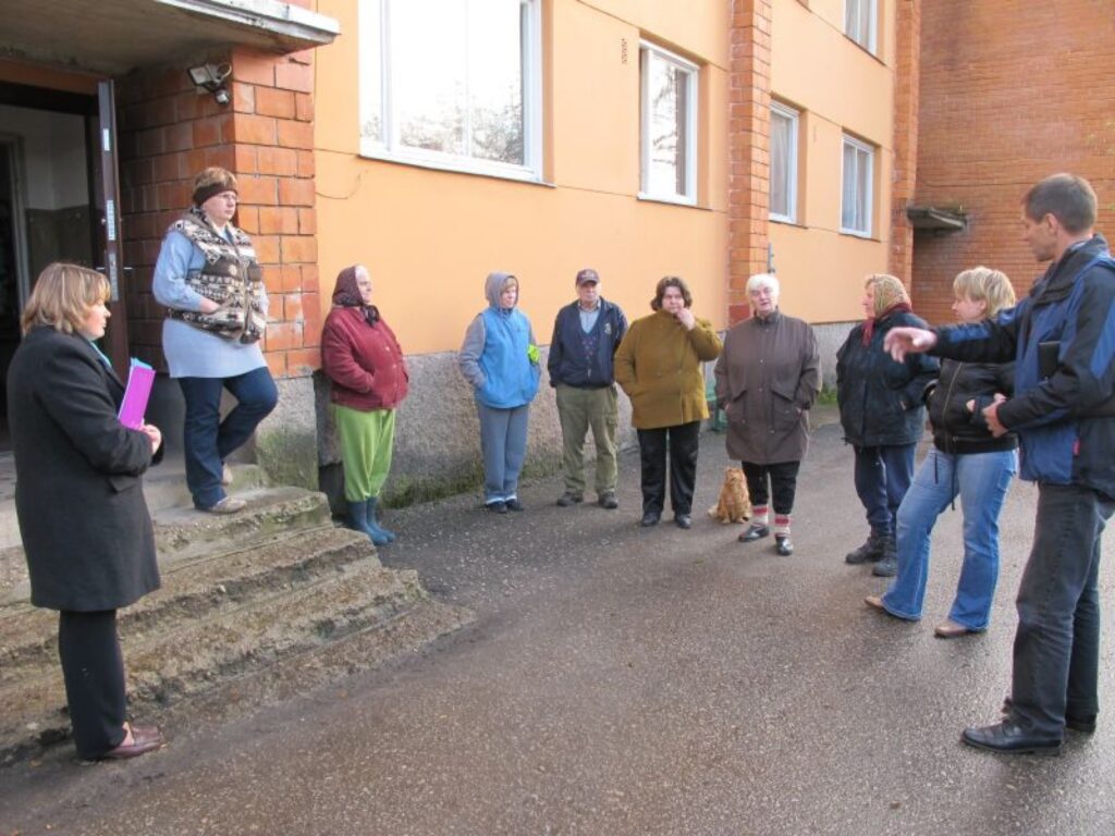 Kārķu pagasta pārvaldes vadītājs Aivars Cekuls (pirmais no labās)  aicina iedzīvotājus pieņemt pozitīvu lēmumu, jo nākotnē tas noteikti atmaksāsies.
Autors: Aivars Zilbers