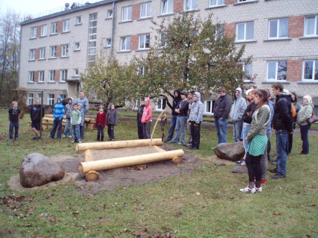 Palsmanes speciālās internātpamatskolas pagalmā šomēnes svinīgi atklāja Zaļo klasi – skolēnu izlolotu un Hipotēku bankas atbalstītu projektu. 
Autors: No personīgā arhīva