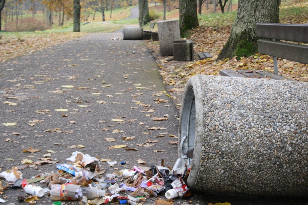 Vecajā parkā cita aiz citas apgāztas smagās atkritumu tvertnes un arī soliņi.
Autors: Sandra Pētersone