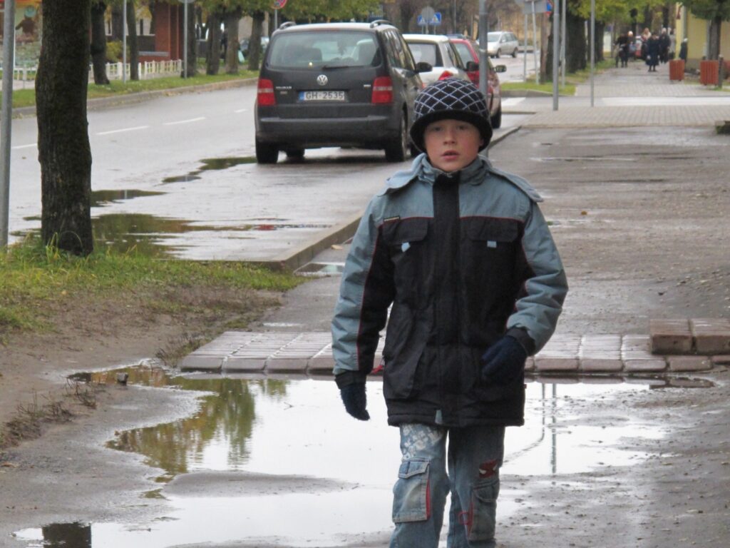 Pēc lietusgāzēm Valkas centra ietves gājējiem pārvēršas par savdabīgu šķēršļu joslu. 
Autors: Inga Karpova