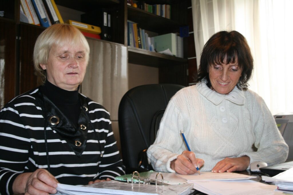 Blomes pagasta pārvaldes sekretārei Zigrīdai Zuzānei (no kreisās) ir žēl, ka no darba aiziet pārvaldes vadītāja Zigeta Vīķele. “20 gadus kopā nostrādājām. Bijām viena komanda,” saka Z. Zuzāne. 
Autors: Sandra Pētersone