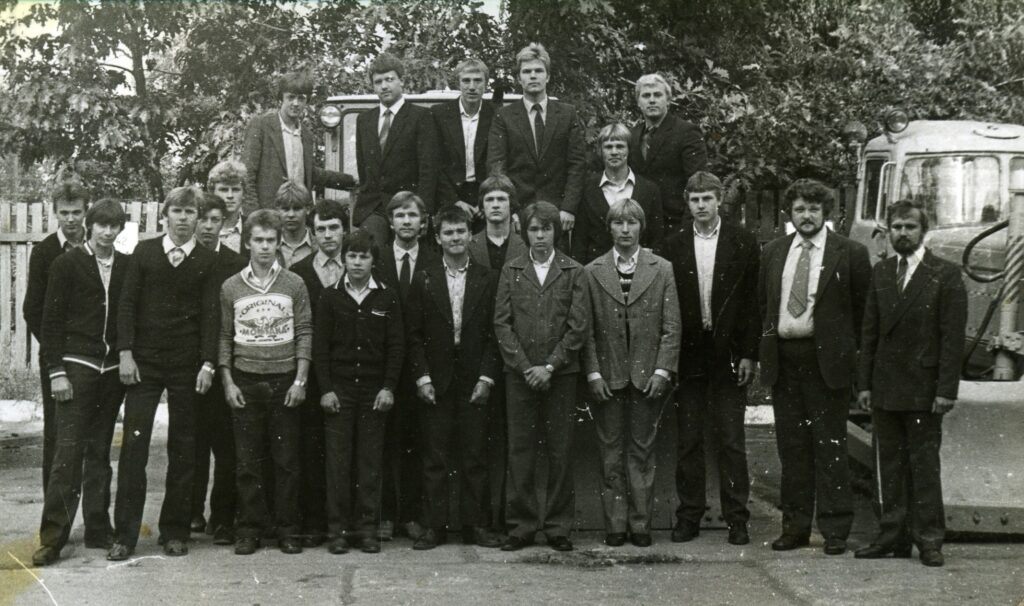 Pēteris Kassalietis (1. rindā trešais no labās), Andris Pastars (sestais no labās) un vēl divi 29. arodvidusskolas audzēkņi pirms 28 gadiem uzņēmās lielu risku. Tikai tagad smiltenieši uzzina, ka šie jaunieši 1982. gadā Smiltenes centrā uzvilka Latvijas brīvvalsts karogu.
Autors: No personīgā arhīva