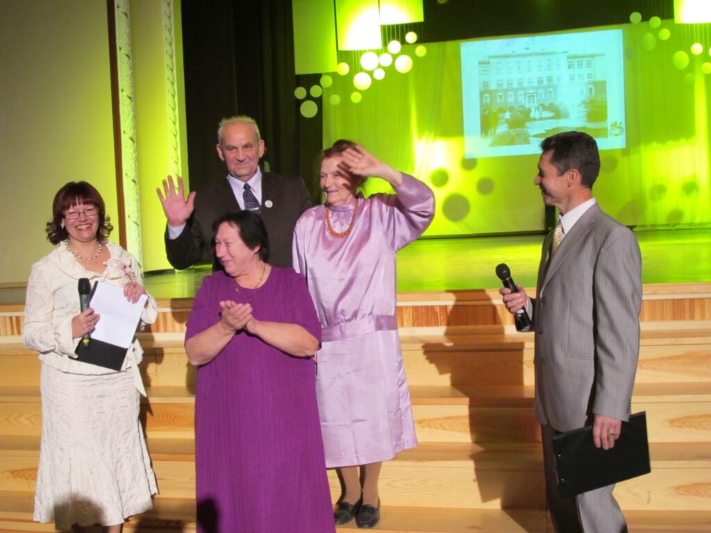  Valkas ģimnāzijas 90 gadu jubilejas koncertā klātesošos sajūsmināja bijušās sporta un zīmēšanas skolotājas Valdas Fjodorovas atmiņas (attēlā pa vidu gaiši lillā kostīmā). 
Autors: Inga Karpova