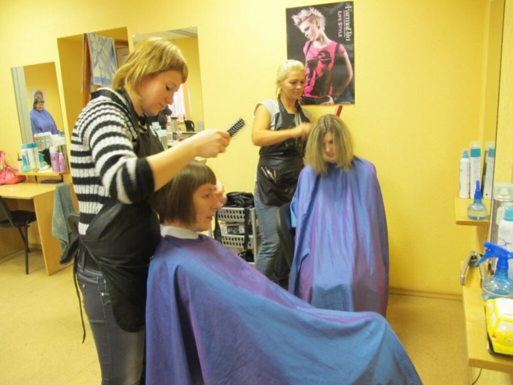 Nākamās frizieres praksē nostiprina iemaņas pirms gala eksāmena.
Autors: Aivars Zilbers