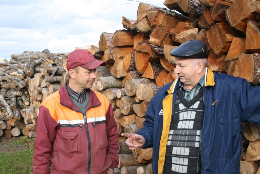 Palsmanes pagasta komunālās saimniecības vadītājs Arvīds Dille (no labās) un kurinātājs  Uldis Skaidrais atzīst, ka malka šai ziemai ir sagādāta laba, bet apkures cenas būs deputātu ziņā.
Autors: Sandra Pētersone