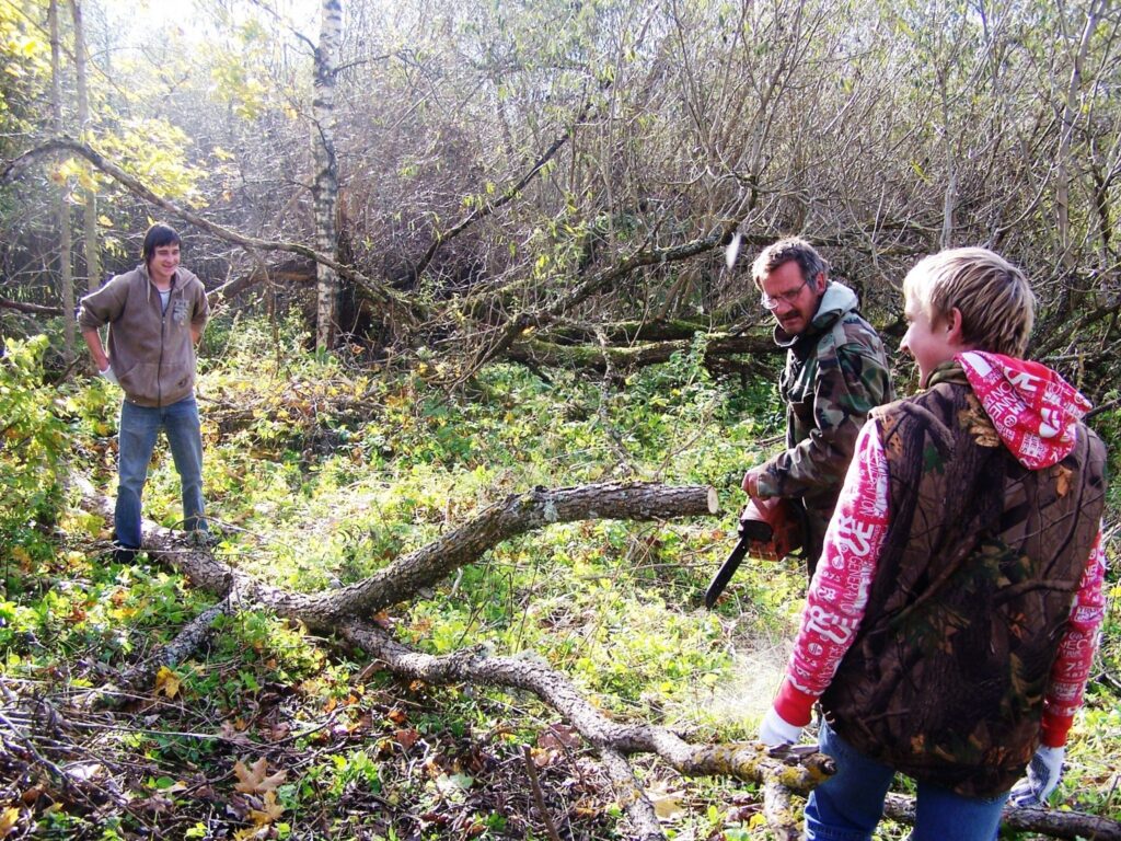 Šomēnes Ēveles pagasta simts latu programmā nodarbinātais Zigmunds Krutkēvičs kopā ar vietējās skolas skolēniem sakopa Latvijas dižkoka – Veitas vītola - apkārtni.
Autors: No personīgā arhīva