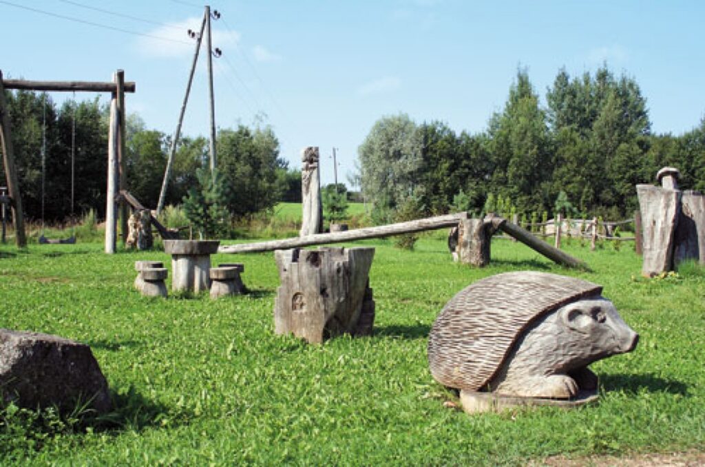 Bērnu priekam. Rotaļu laukumā starp skulptūrām laiks paskrien vēja spārniem.
Autors:  Elīna Jegorova