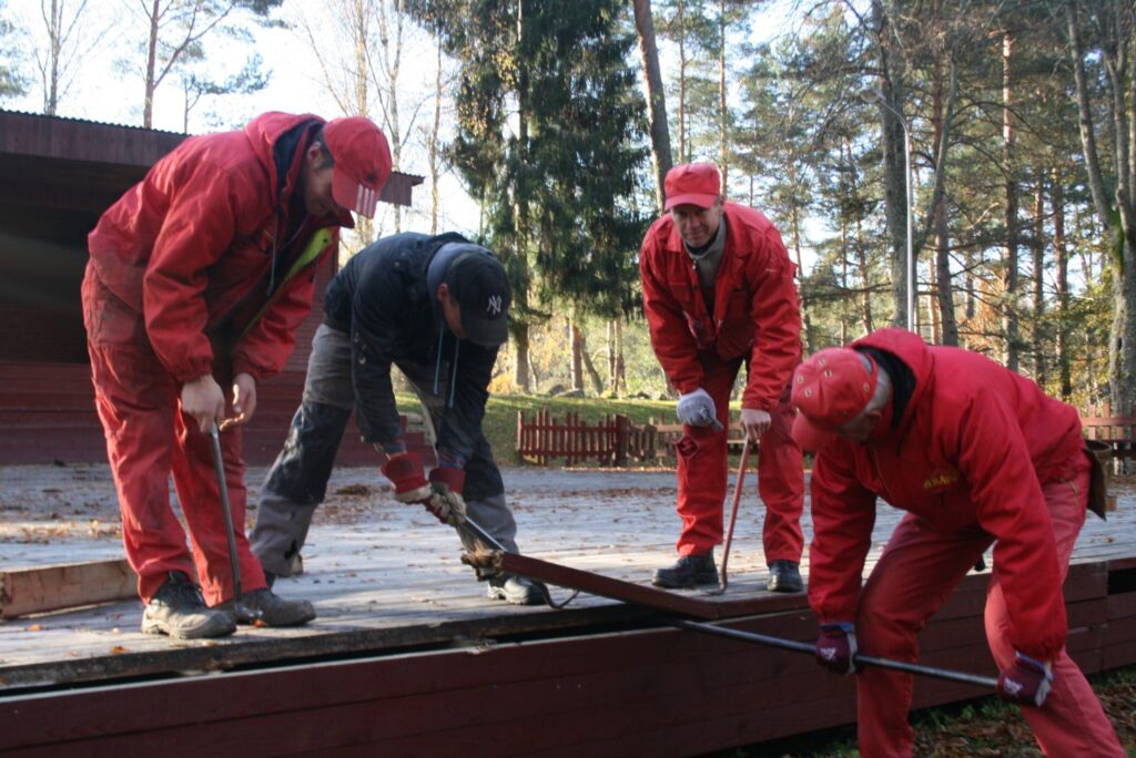 Vakar firmas “Bazalts” strādnieki sāka demontēt Strenču estrādes veco grīdu. Pašvaldība ir saņēmusi finansējumu plūdu nodarīto postījumu likvidēšanai.
Autors: Sandra Pētersone