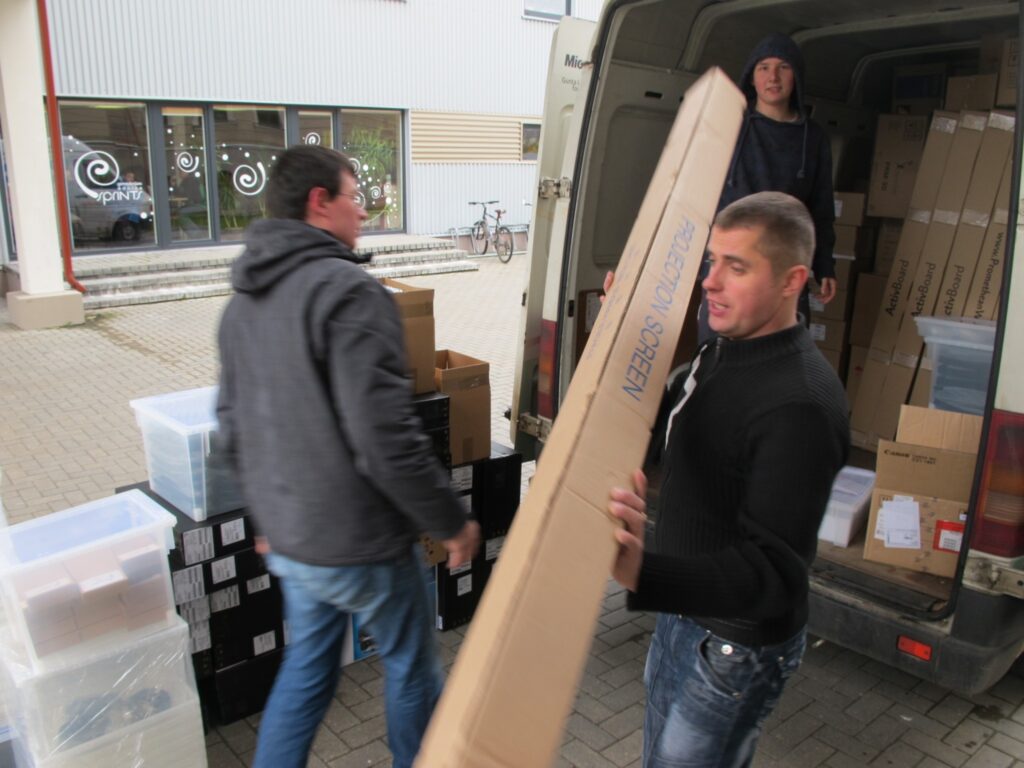 Piektdien Valkas ģimnāzija saņēma visvērtīgāko jubilejas dāvanu – dabaszinātņu un matemātikas kabinetu aprīkojumu.
Autors: Inga Karpova