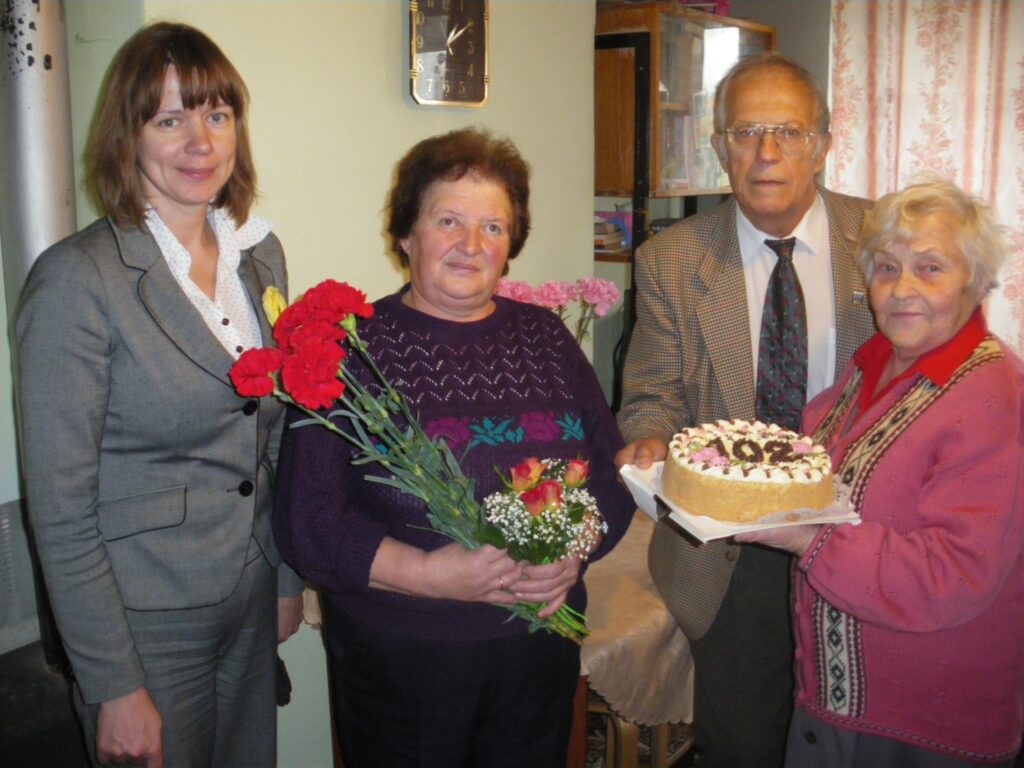 Sveikt Jekaterinu Mudraku 102. dzimšanas dienā ieradās arī novada Sociālā dienesta vadītāja Inta Siliņa (no kreisās) un pensionāru apvienības pārstāvji Velta Tauriņa un Gatis Krūmiņš. Viesus uzņēma  ilgdzīvotājas meita Pelageja Druska (otrā no kreisās).
Autors: Sandra Pētersone