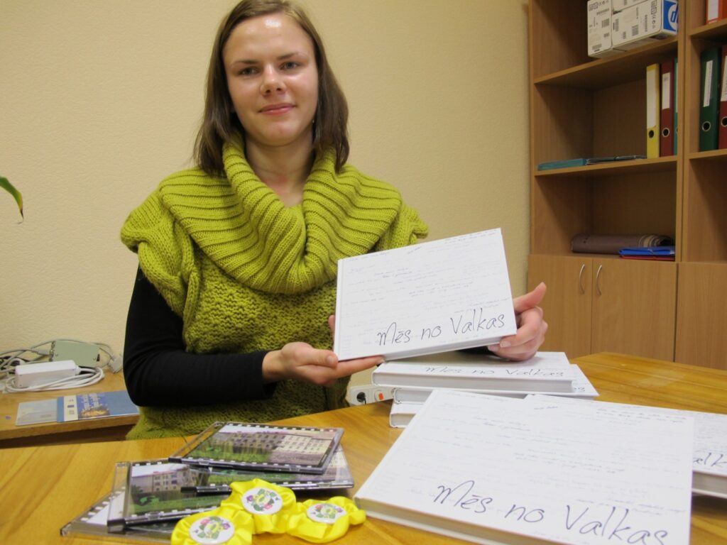 Neatkārtojamo grāmatu “Mēs no Valkas” joprojām var iegādāties Valkas ģimnāzijā pie sekretāres Sintijas Meleces.
Autors: Inga Karpova