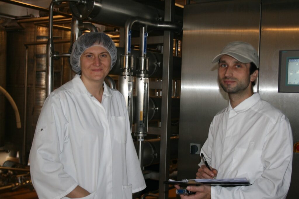 A/s “Smiltenes piens” ir uzsākusi sūkalu pārstrādi. Uzņēmuma izpilddirektore Ilze Bogdanova katru dienu iegriežas cehā, lai kopā ar operatoriem Oskaru Ķerpi (attēlā) un Mārtiņu Ragaini testētu gala produktu kvalitāti.
Autors: Sandra Pētersone