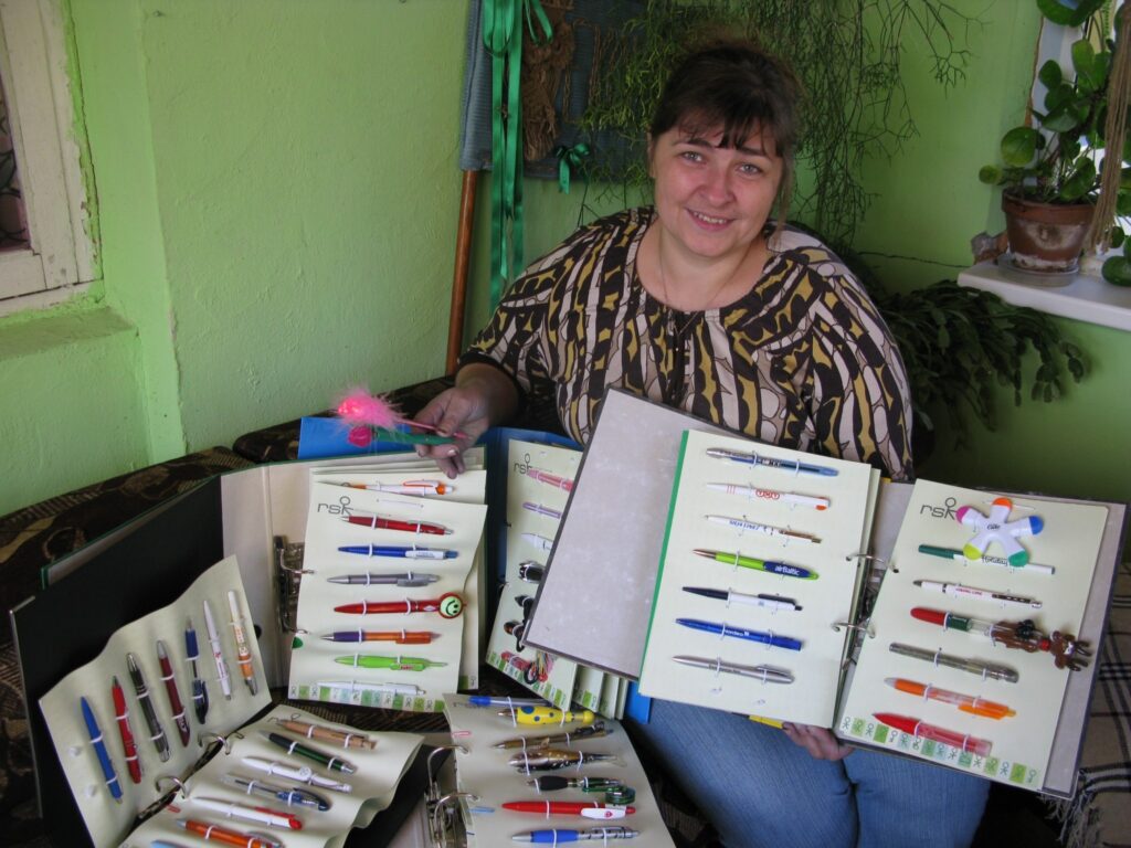 Smiltenes pagasta “Zilāpu” saimniece Laima Āboltiņa piecus gadus krāj pildspalvas. Kolekcionāriem dzīve ir interesantāka, jo ir, par ko parunāt, smej Laima. 
Autors: Sandra Pētersone