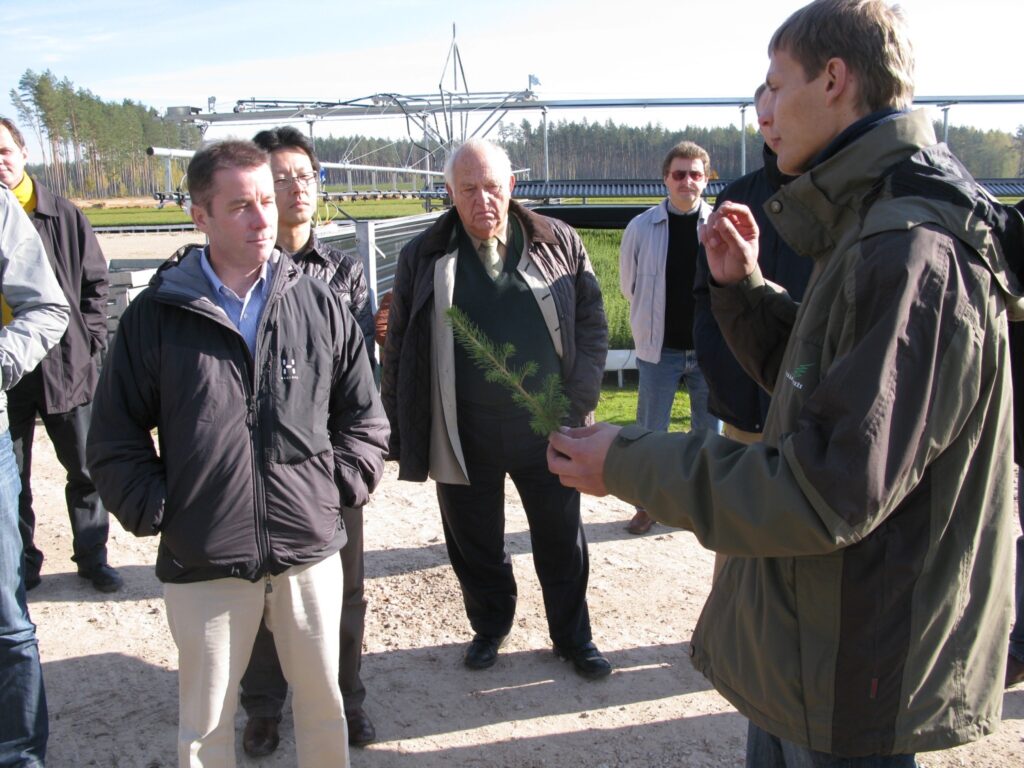 : Strenču kokaudzētavas vadītājs Jānis Zvejnieks (no labās) skaidro Vācijas uzņēmuma “Baltika Holzindustrie” īpašniekam Rūdolfam Brikenšteinam (vidū) un tā sadarbības partneriem no Japānas un Kanādas, ka stādu audzēšanā ķīmiju kokaudzētavā izmanto minimāli. 
Autors: Sandra Pētersone