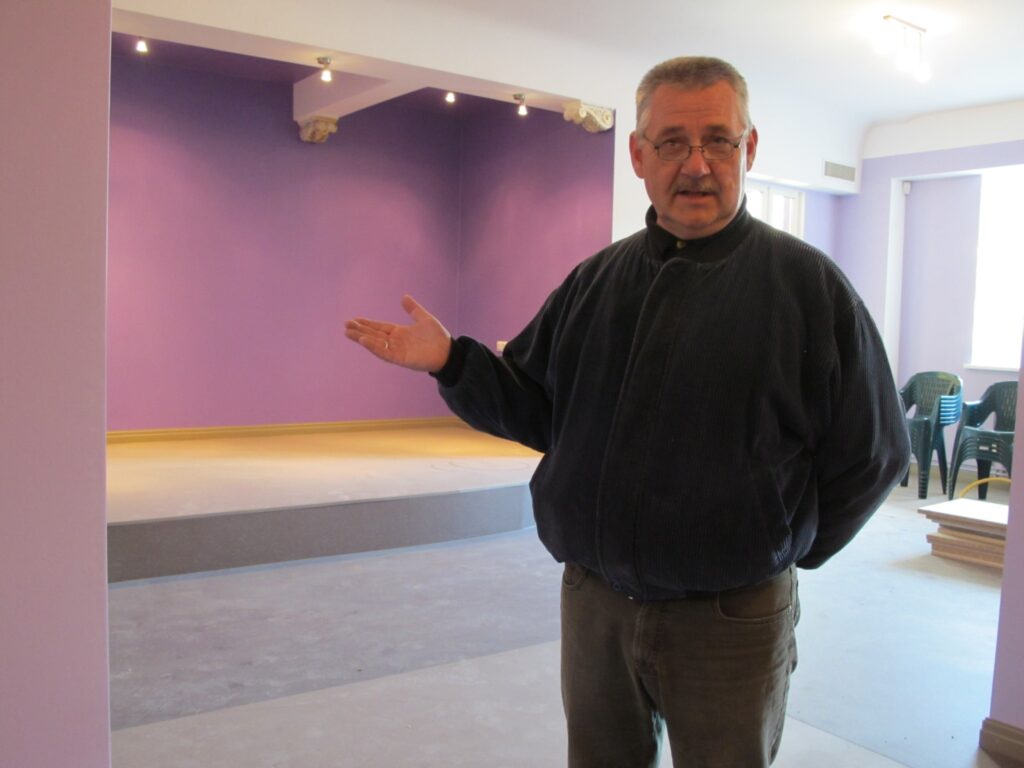 Valkas kultūras nama saimnieks Aleksandrs Gruntmanis pievērš uzmanību nesen uzbūvētajai skatuvei. Šajā zālē pie galdiņiem ir vieta 120 cilvēkiem.
Autors: Aldis Dubļāns