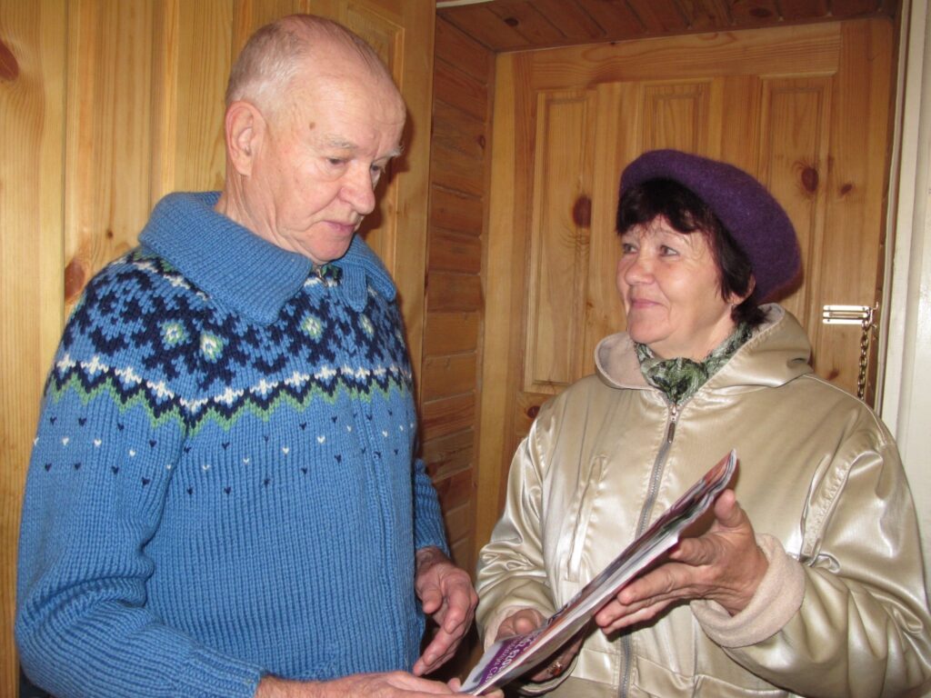 Vakar pastniece Irgina Ķīkule valcēnietim – cītīgam avīžu un žurnālu lasītājam – Edgaram Otlandam piegādāja žurnālu “Ieva”. Pensionārs lasa arī vietējo laikrakstu “Ziemeļlatvija”.
Autors: Inga Karpova