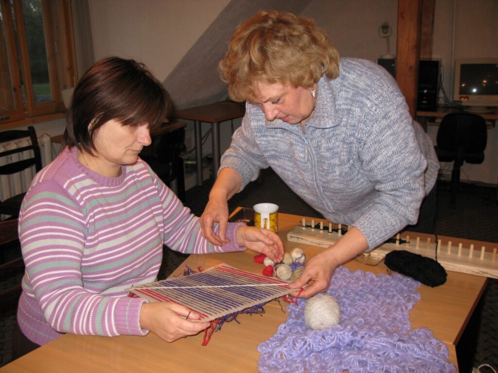 Smiltenietei Rasmai Bērziņai (no kreisās) vilnas lakatu aušana uz papes loksnes ir jaunums, toties Mirdza Zauska jau var palīdzēt ar padomu.
Autors: Sandra Pētersone