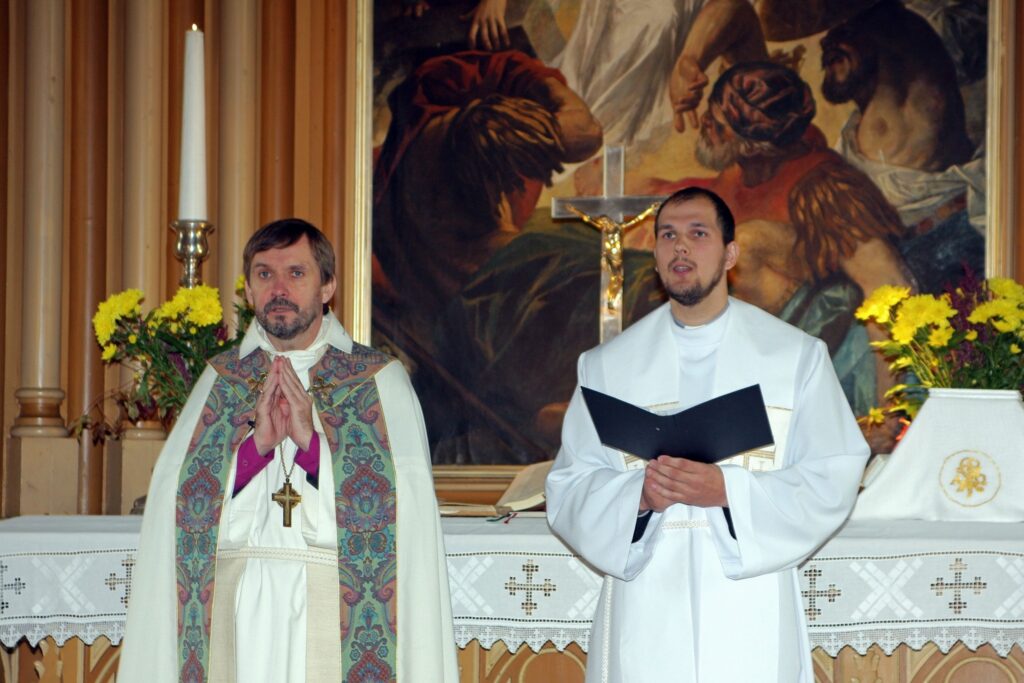 Smiltenes luterāņu draudzes 640 gadu jubilejas dievkalpojumu vadīja arhibīskaps  Jānis Vanags (no kreisās). Viņš arī ieveda amatā draudzes jauno mācītāju Zigmāru Ziemani.
Autors: Sandra Pētersone