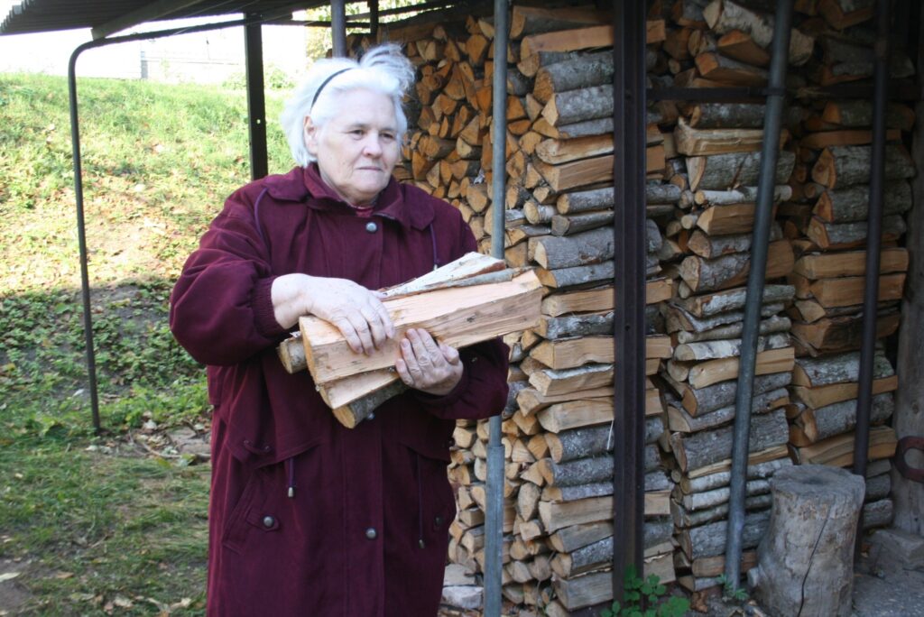 Pensionāre Ludmila Jansone šogad malkas sadārdzinājumu nav jutusi, jo nopirkusi to jau agrā  pavasarī.
Autors: Aivars Zilbers