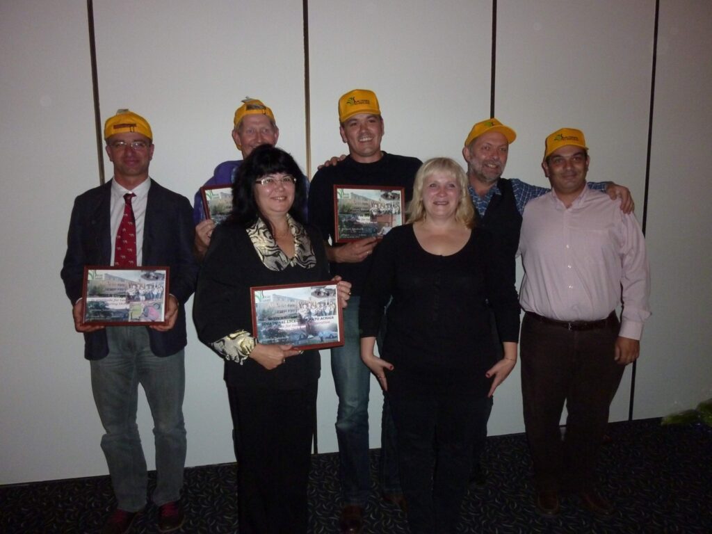 Inpact projekta dalībvalstu pārstāvjus Smiltenes tehnikuma ekonomikas skolotāja Inguna Avota (pirmajā rindā otrā no kreisās) pārsteidza ar oriģinālām dāvanām – fotoattēliem no Smiltenes tehnikuma dzīves. 
Autors: Santa Sinka