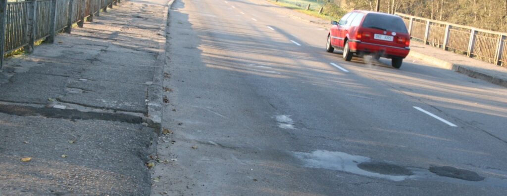 Vairāki autovadītāji ir pārliecināti, ka Ausekļa ielā uz tilta aizpildītās bedres drīz vien būs vaļā. Savukārt gājēji gaida, kad beidzot tiks saremontēta ietve.
Autors: Aivars Zilbers