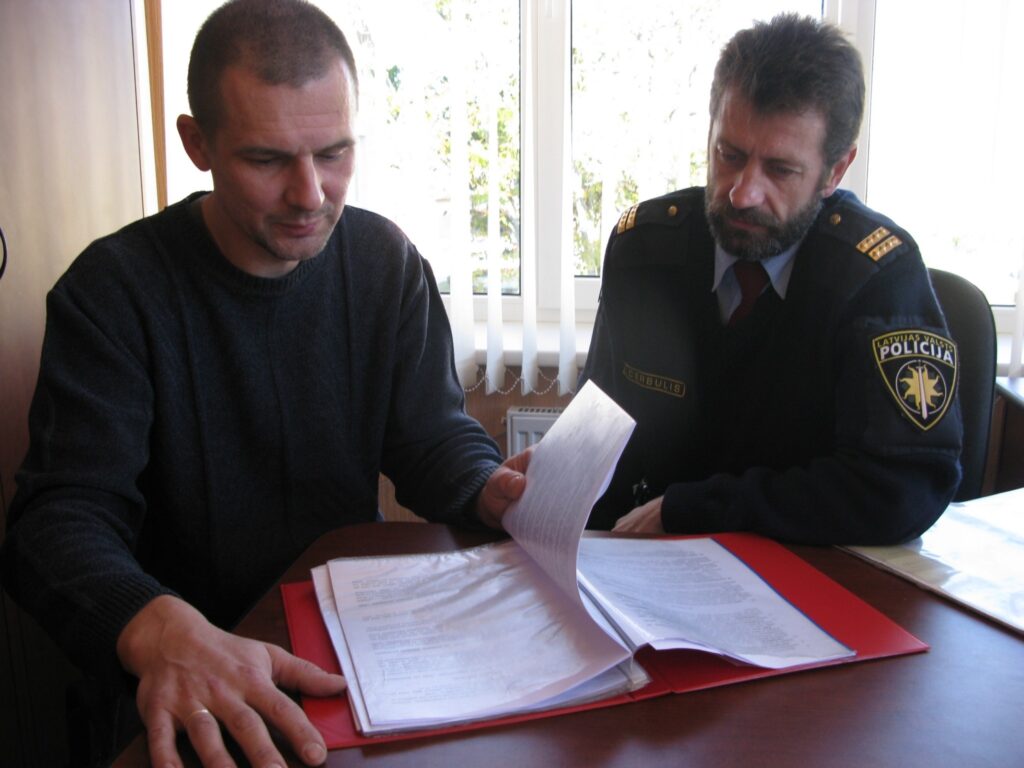 Smiltenes novada sabiedriskās kārtības jaunos noteikumus jau izpētījuši Valsts policijas darbinieki Vilnis Būce (no kreisās) un Ivo Cerbulis, jo noteikumu ievērošanu kontrolēs arī policisti.
Autors: Sandra Pētersone