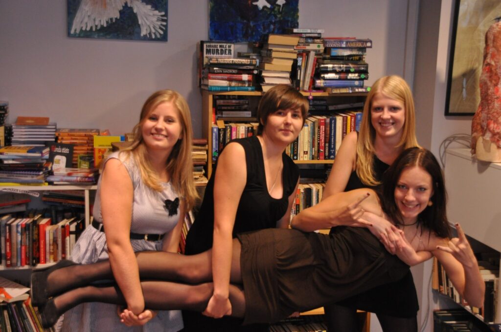 Grupas “Monologs Divatā” dalībnieces Baiba Norlinde (no kreisās), Kristīne Plūmīte, Emīlija Veselova un Tatjana Veselova ir gana enerģiskas, lai izvirzītu sev augstus mērķus. 
Autors: Aldis Dubļāns