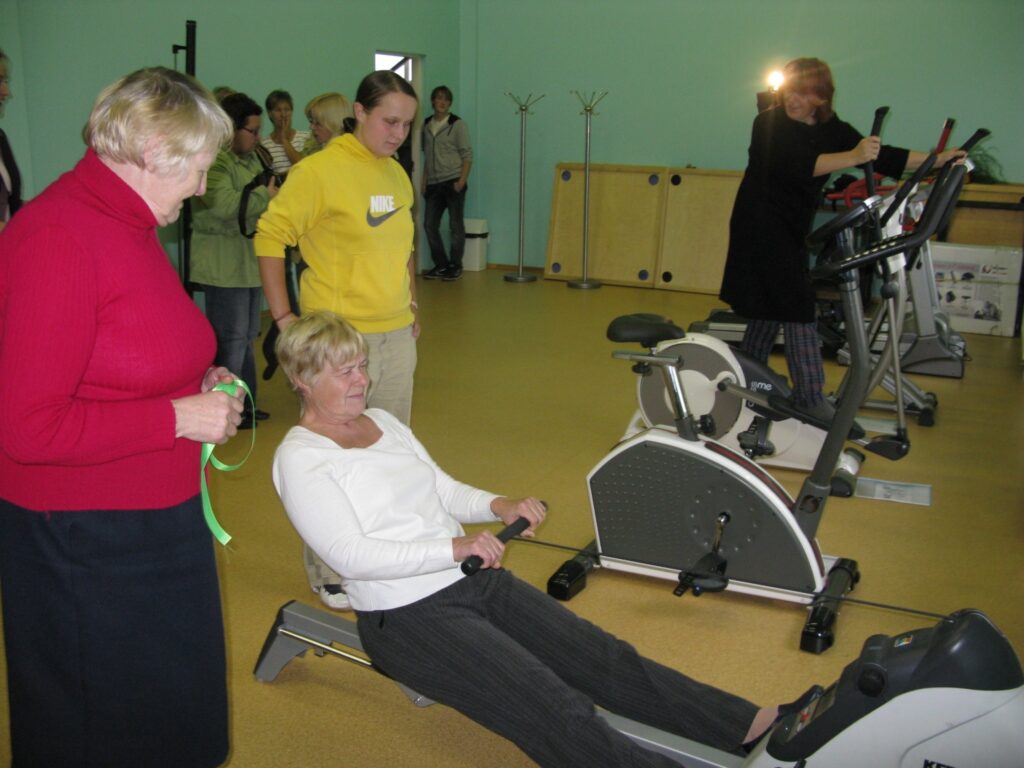  Projekta idejas autore Maija Miķelsone (otrā no kreisās) uz savas ādas izmēģina, kā darbojas jaunie trenažieri. Šonedēļ Variņos svinīgi atklāja trenažieru zāli, par kuras aprīkojuma izmantošanu nav jāmaksā. 
Autors: Sandra Pētersone