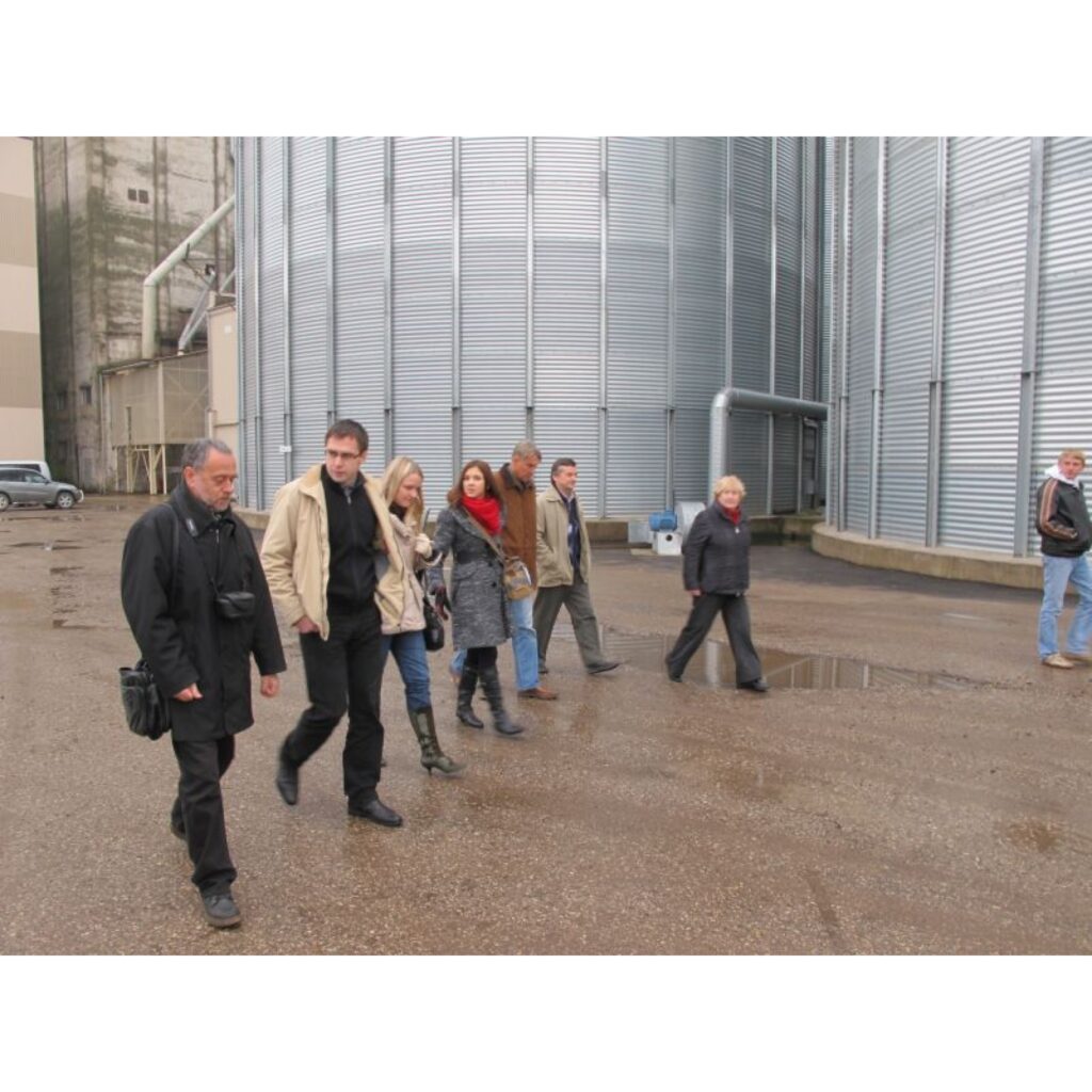 Vakar Latvijas lauksaimniecības kooperatīvu asociācija un SIA “Alpha Baltic” laikrakstu “Ziemeļlatvija”, “Dienas Bizness”, “Auseklis” un “Vesti Segodnja” žurnālistiem organizēja ekskursiju uz Vidzemes agroekonomisko kooperatīvo sabiedrību...
Autors: Aivars Zilbers