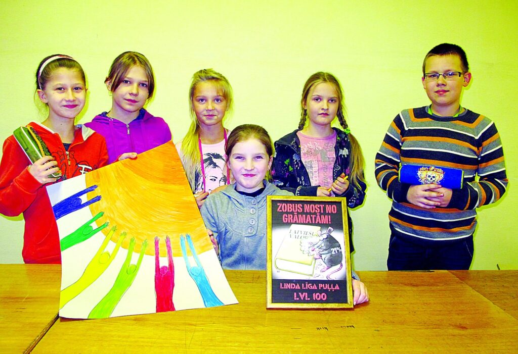 Valkas mākslas skolas audzēkne Linda Līga Puļļa (centrā) kopā ar saviem kursabiedriem sekmīgi piedalījās plakātu konkursā, kas bija veltīts grāmatnieku aizstāvībai pret iecerēto PVN paaugstināšanu.
Autors: Aldis Dubļāns