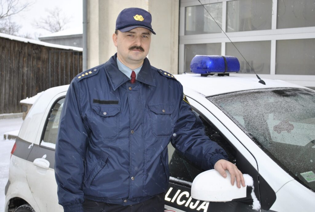 Par priekšzīmīgu dienesta pienākumu izpildi Iekšlietu ministrijas apbalvojumu saņems ērģemietis kapteinis Jānis Vehi – vēl joprojām ceļu policijas priekšnieks Smiltenes, Valkas un Strenču novadā.
Autors: Sandra Pētersone