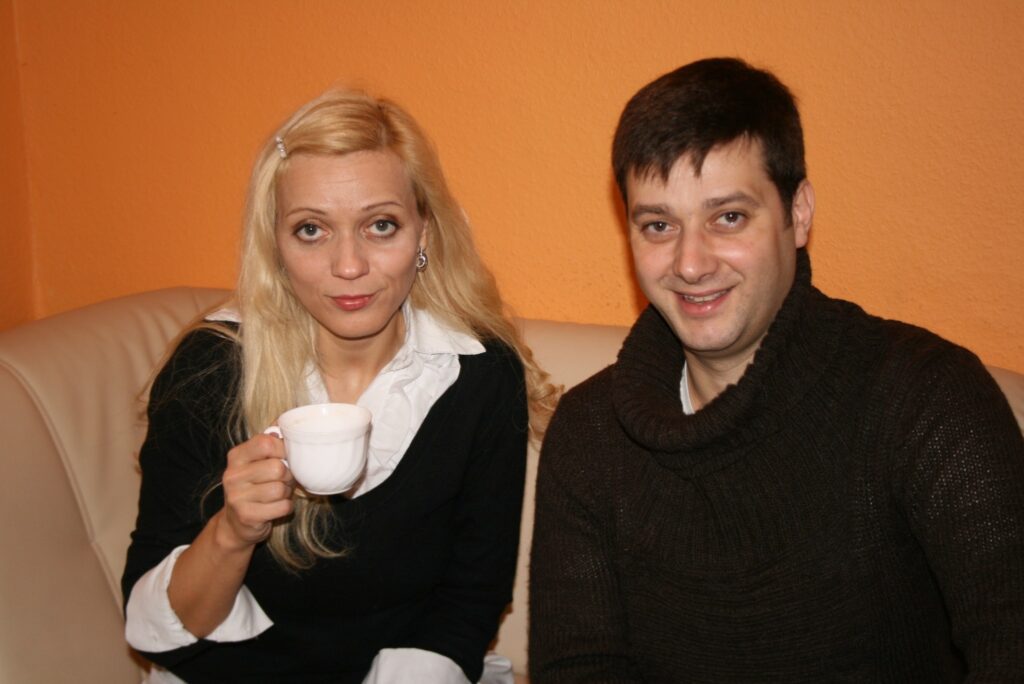 Latvijas dzimšanas dienas svētku nedēļā savā dzimtajā pilsētā  Valkā pie vecākiem ciemojās operas soliste Silga Tīruma ar draugu – arī operdziedoni – Pjēru Soldano. 
Autors: Inga Karpova