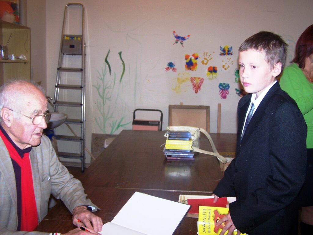 Vidzemes jauno dzejnieku festivālā dzejnieks Valdis Rūja sniedz autogrāfu labākā dzejoļa autoram no Ēveles – Jānim Maļinovskim.
Autors: no personīgā arhīva