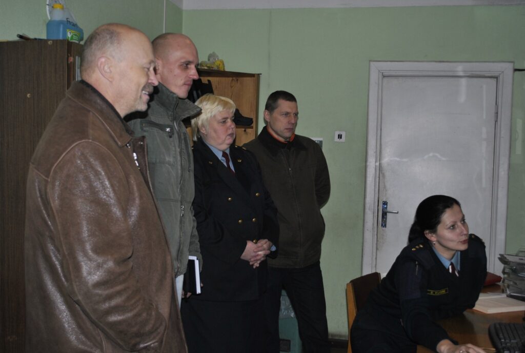 Pie valsts policistiem pieredzes apmaiņas vizītē ieradās Smiltenes novada pašvaldības policijas priekšnieks Normunds Liepa (otrais no kreisās) un pašvaldības policists Jānis Leitis (no labās) kopā ar domes izpilddirektoru Kārli Lapiņu. Darba apstākļus, arī videonovērošanas kameru darbību, izrādīja Ieva Ozoliņa. Viņa Smiltenē organizē valsts policijas darbu. 
Autors: Sandra Pētersone