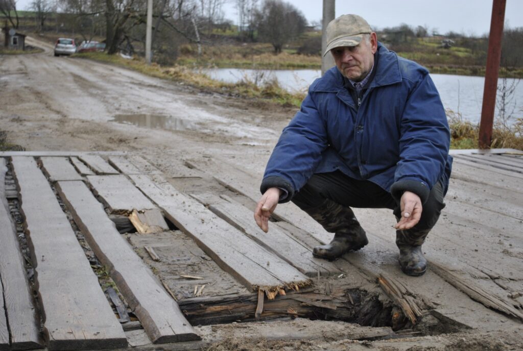 Makšķernieks Vladimirs Ivanovs spriež, ka svarīgāks par bedrīšu lāpīšanu Ezera ielā ir tilta remonts. Cilvēki ar mašīnām brauc pāri, paļaujoties tikai uz stiprām sijām. 
Autors: Sandra Pētersone
