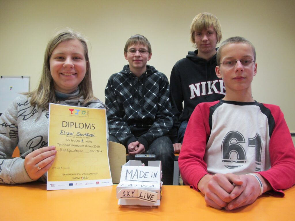 Valkas ģimnāzisti – Luīze Skutāne, Jēkabs Jaunslavietis, Jānis Bērtiņš un Niko Kristiāns Jaunslavietis - “Tehniskās jaunrades dienās 2010” uzbūvēja labāko sumo robotu un energo staciju. 
Autors: Inga Karpova