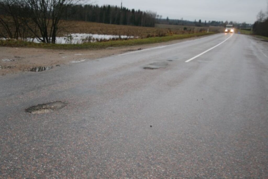 Dažas bedres ar asām malām kļuvušas par bīstamu draudu gan autovadītājiem, gan velosipēdistiem.
Autors: Aivars Zilbers